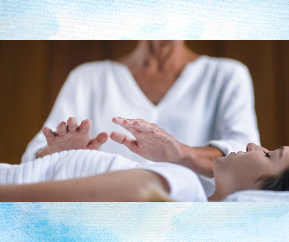 Praticienne Reiki en séance énergétique